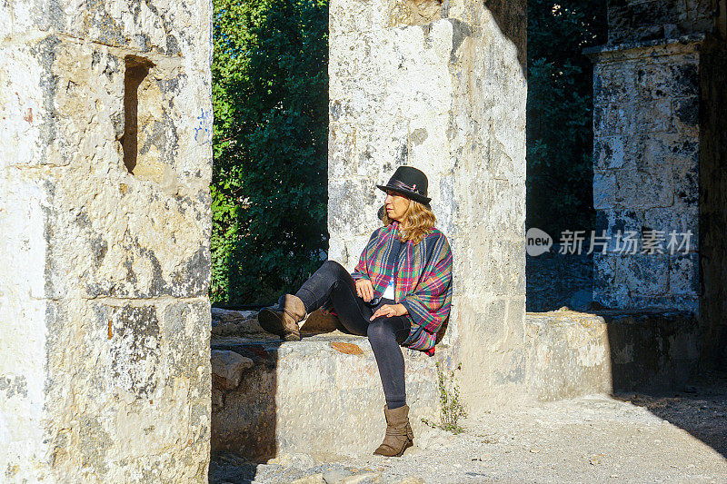 来自土耳其Fethiye的Kaya村。一个女人在古老的村庄里走来走去。