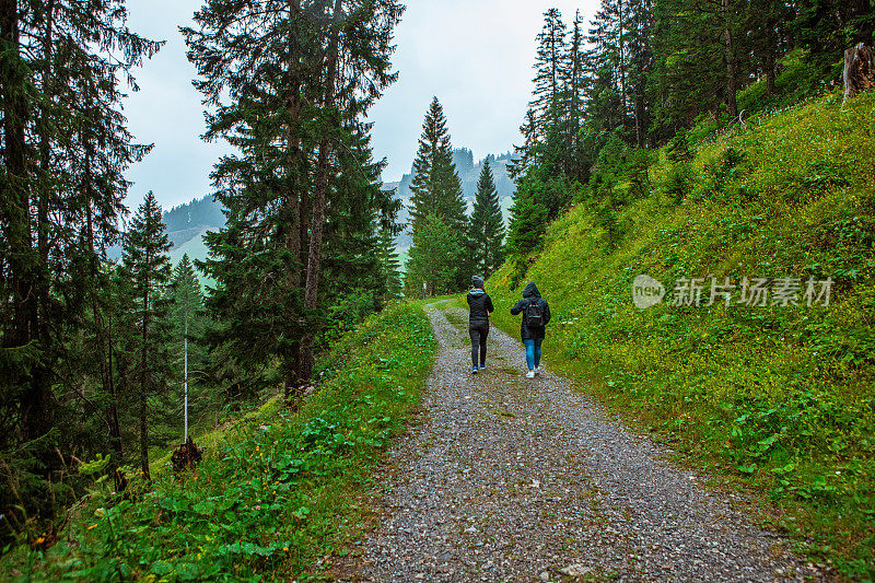 两个女性徒步旅行者在高山乡村