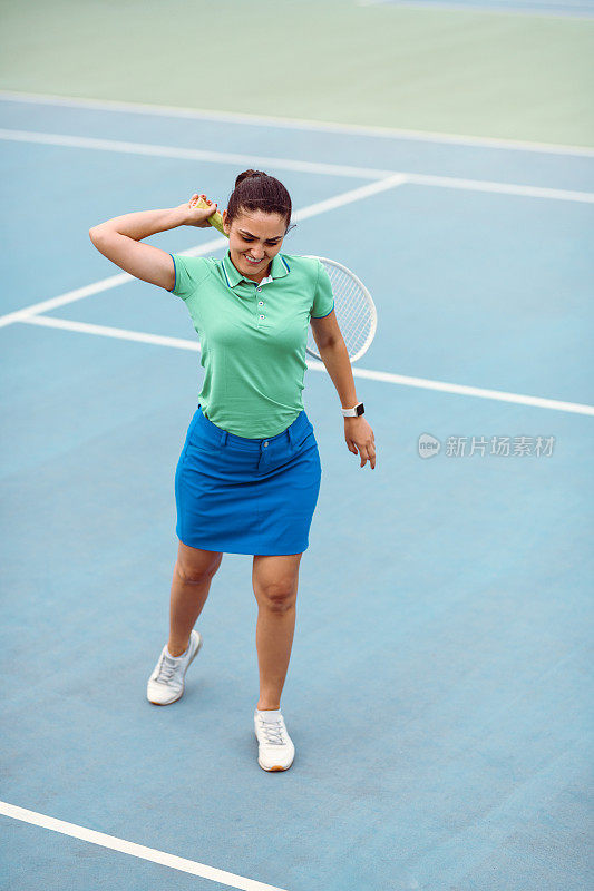 微笑女子享受网球比赛