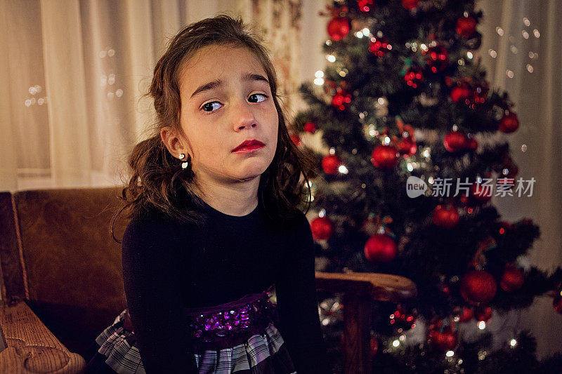 没有想要礼物的小女孩在圣诞节哭了