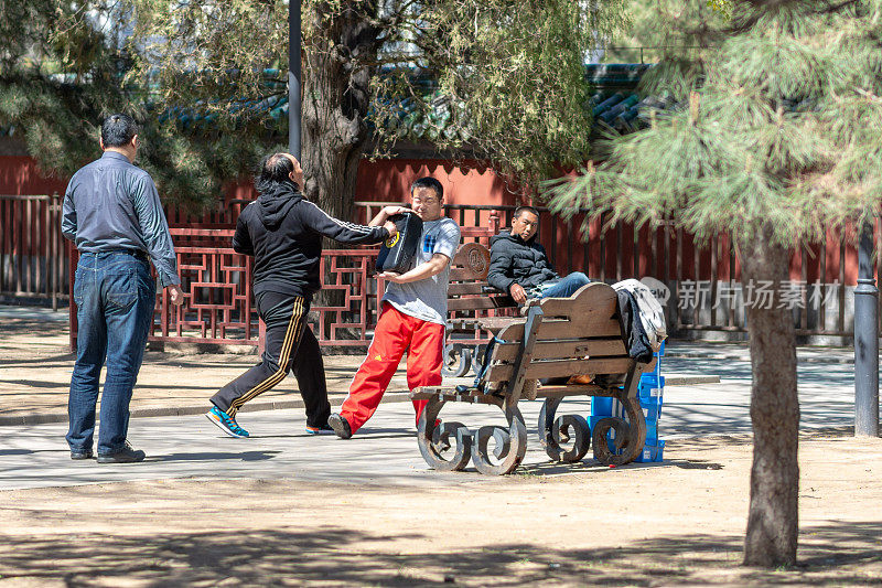 人们在中国北京的日坛公园练习功夫