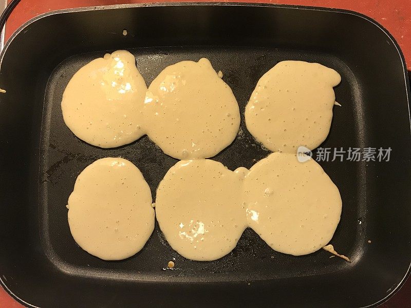 在煎锅里自制煎饼