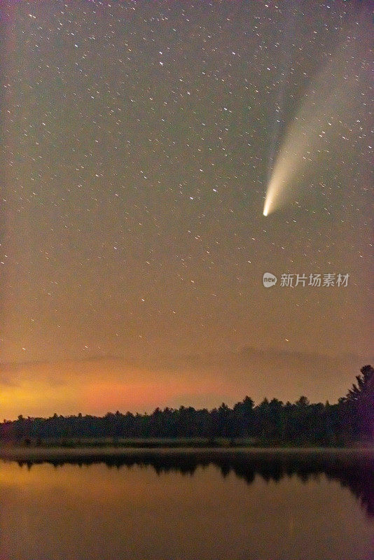 加拿大格雷文赫斯特，托伦斯·巴伦斯暗天保护区，日落后黑暗的夜空中的Neowise彗星