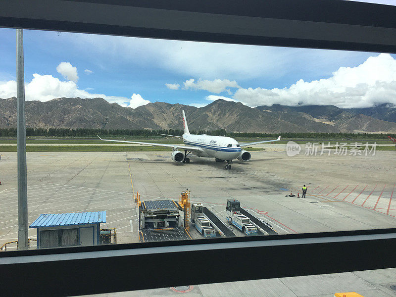 在拉萨-贡嘎尔机场观看中国国际航空公司的飞机