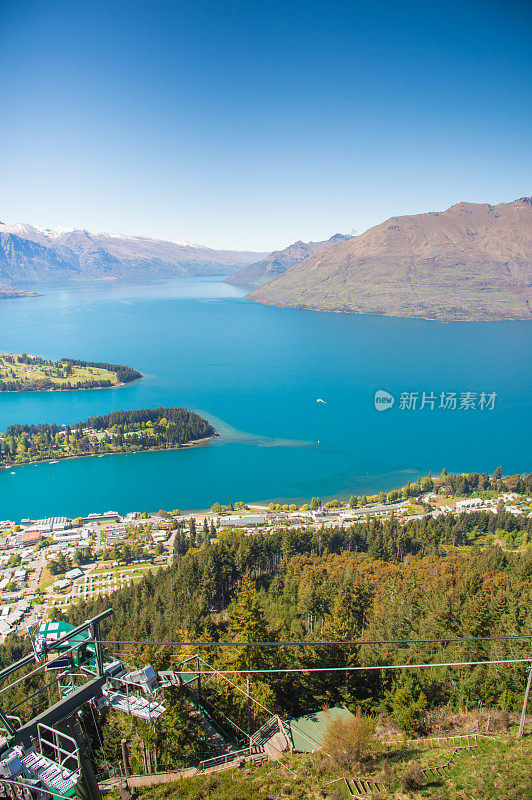 从新西兰南岛皇后镇滑雪场的垂直镜头鸟瞰自然景观