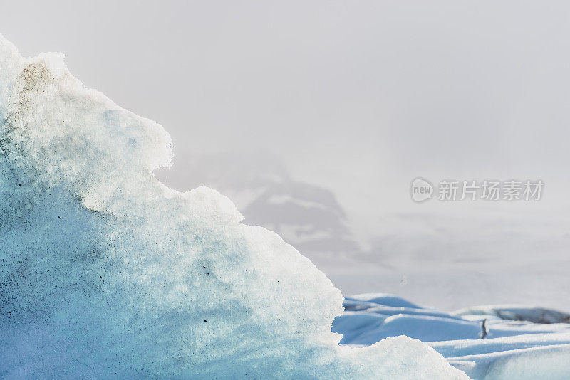 冰山漂浮在冰岛的Jokulsalon冰川泻湖上