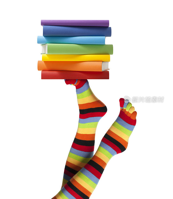 穿彩色袜子的女人拿着一堆书