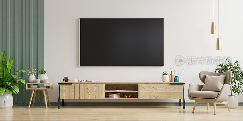 客厅白色墙壁上的电视和扶手椅，简约的设计。