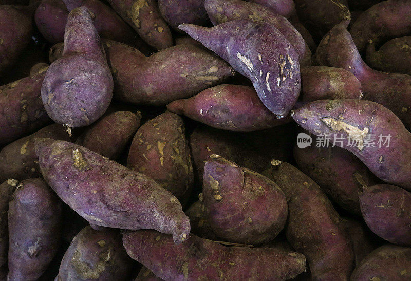 农贸市场上出售的一堆日本红薯