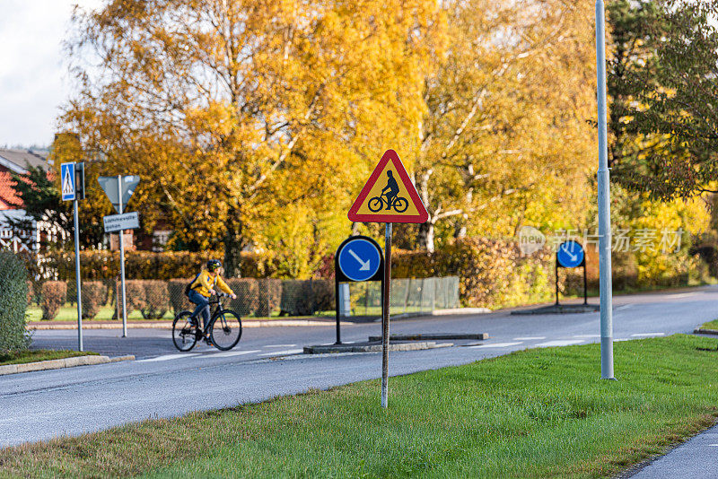 Åby附近的自行车道口标志。。
