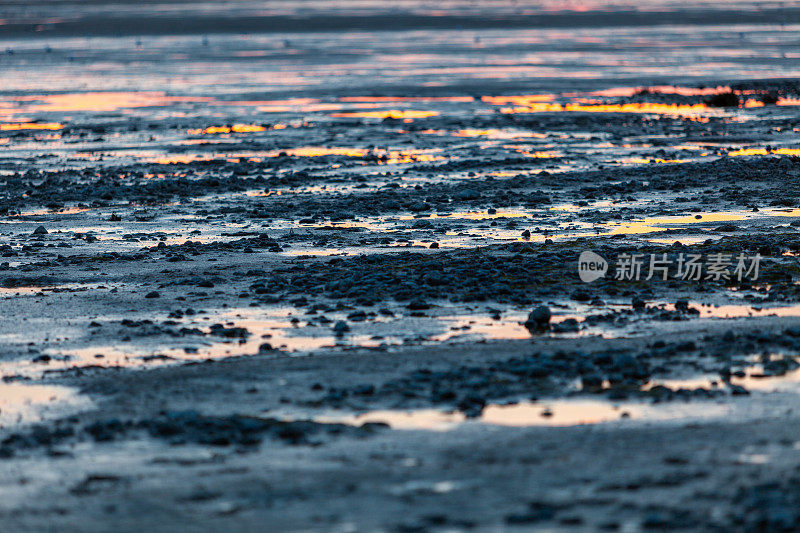 在勒克罗托伊，皮卡第，法国日落荒凉的海滩景象抽象图