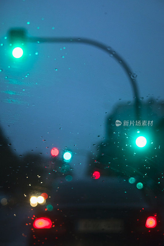 城市在雨天开车。