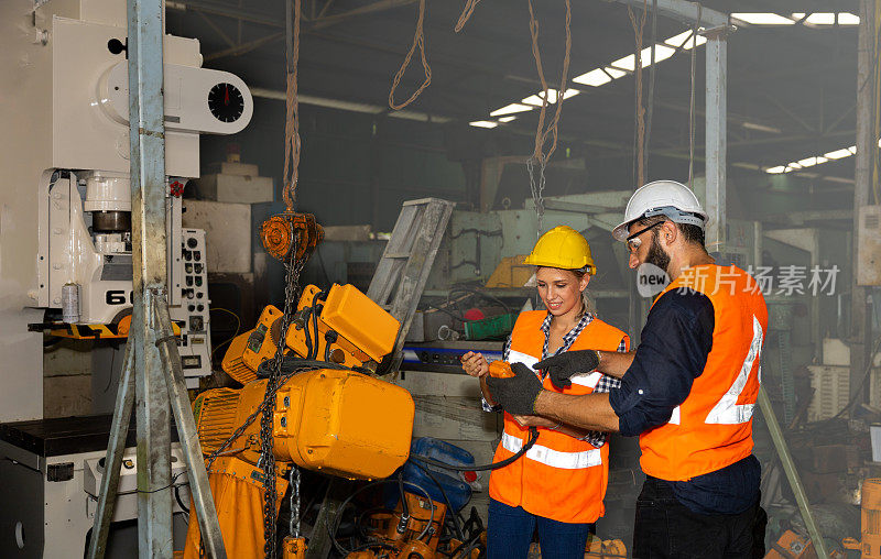 机械工程师在工厂接受安全设备培训