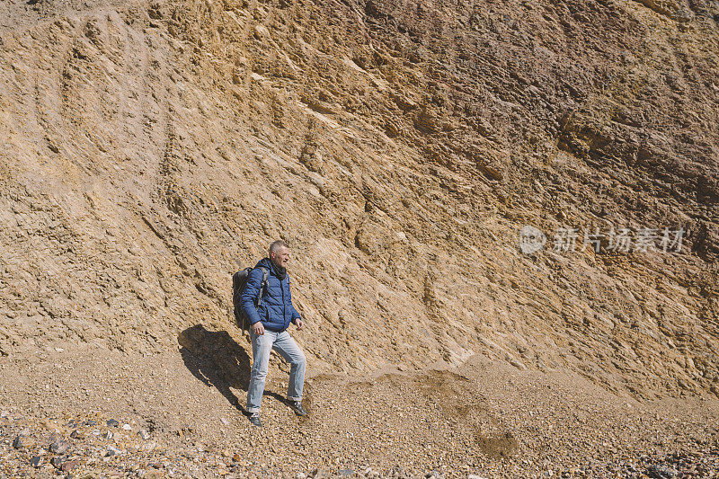 一名成年徒步旅行者参观了满是大水坑的石灰岩采石场