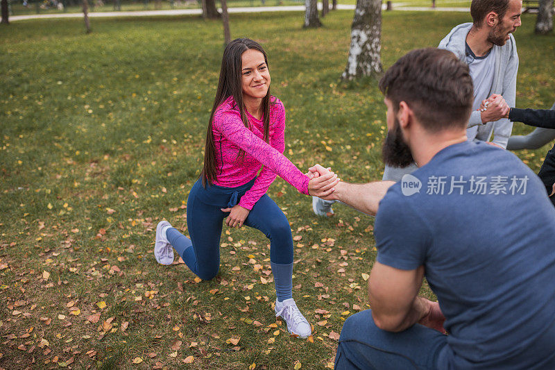 一个年轻女子和她的伴侣一起锻炼的照片