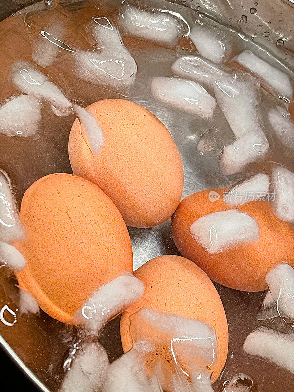 鸡蛋在冰碗中冷却