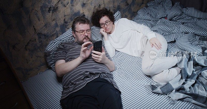一对成熟的情侣正在用智能手机进行视频通话