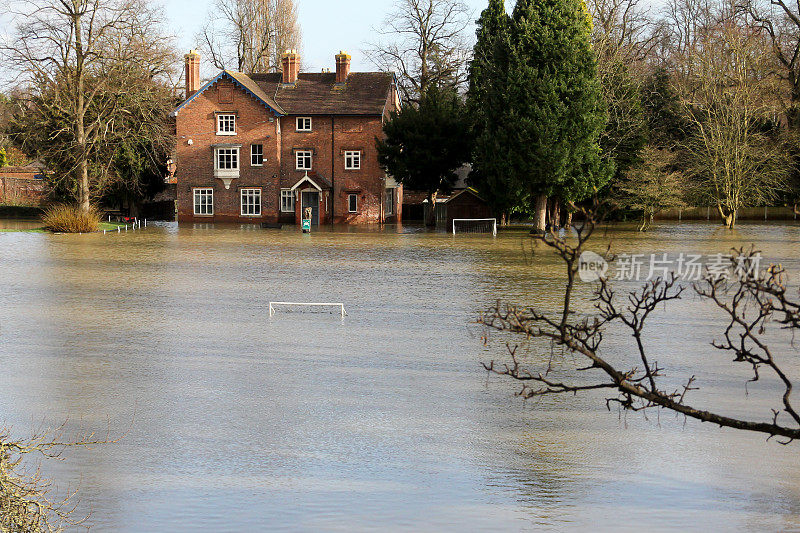 今天没有足球了——塞文河的洪水淹没了球场，冲毁了堤岸，淹没了所经过的一切，给英国什鲁斯伯里的人们带来了破坏和痛苦。