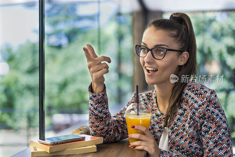 女学生在课间喝果汁