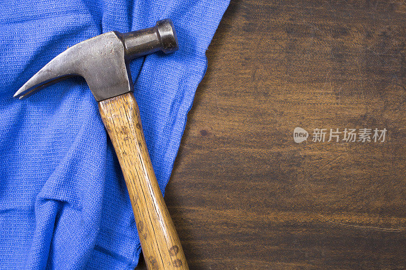 深厚的木材为工具带中的一些工具提供了合适的背景。