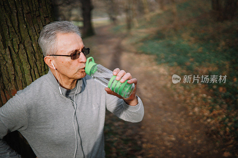 老人在户外徒步旅行，停下来放松一下