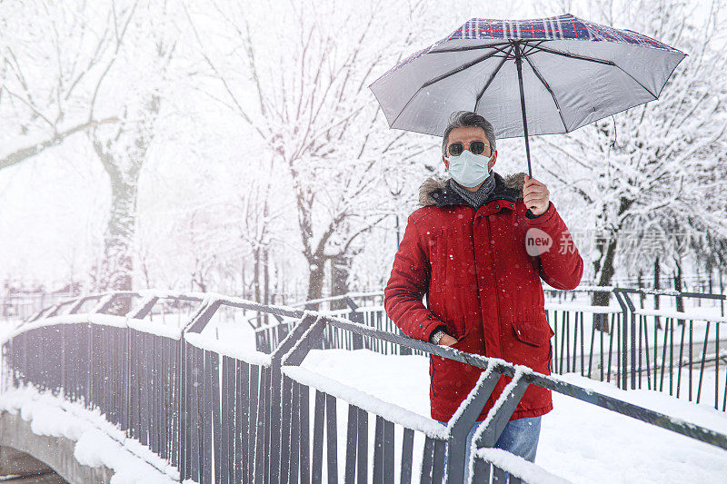 穿红衣服的人在雪中行走