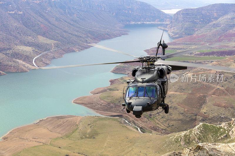 UH-60黑鹰军用直升机正在飞行