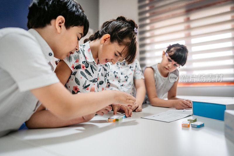 小学的孩子正在学习编程的基础知识