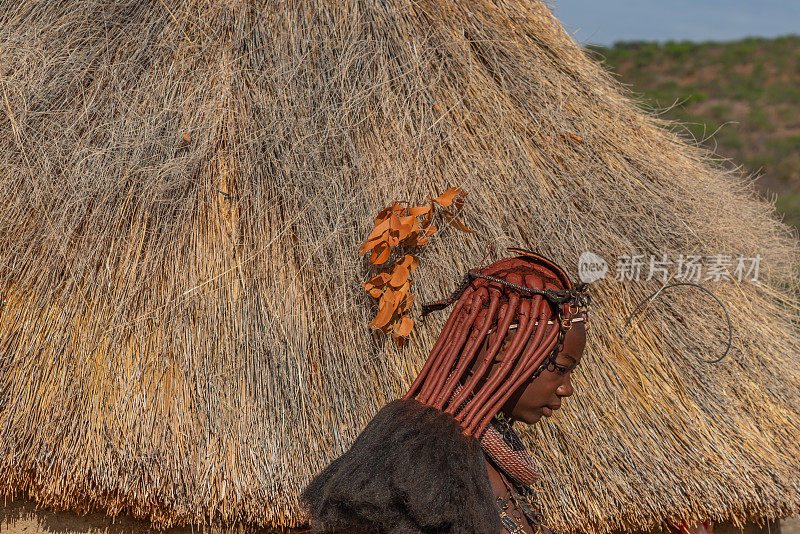 一个辛巴部落妇女的侧视图，在辛巴人的村庄里