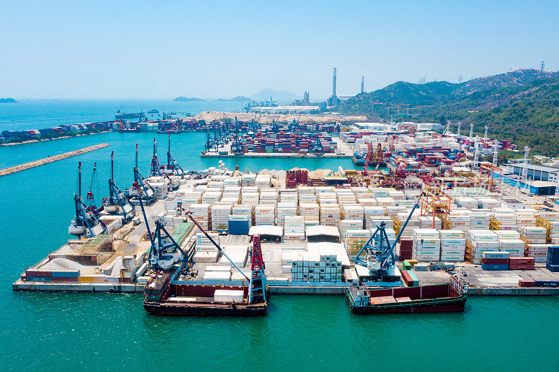 货船码头，货船码头的卸车起重机，带集装箱的工业港口，集装箱船