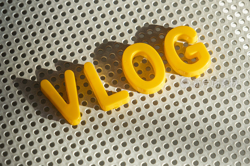 VLOG字由黄色abc字母组成，拷贝空格