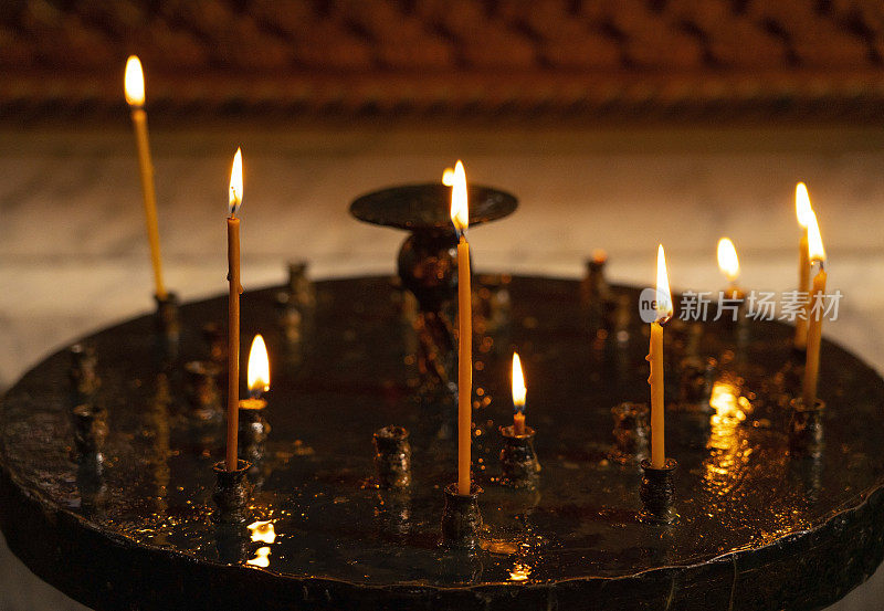 格鲁吉亚巴统——2021年3月15日:在神庙点燃蜡烛，点燃圣火