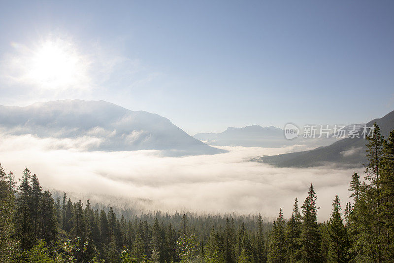 晨曦中，薄雾从山谷和群山中升起