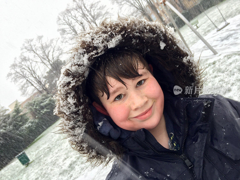 男孩在雪中玩耍