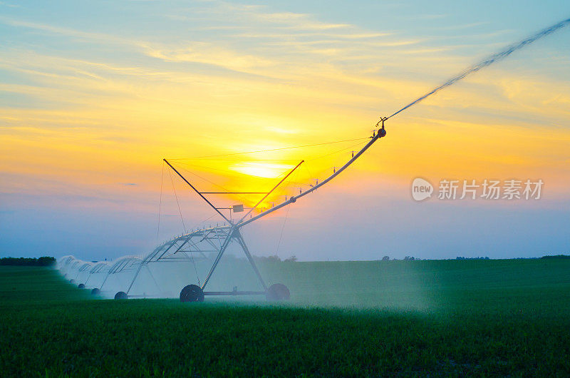 灌溉系统在夏季灌溉农田