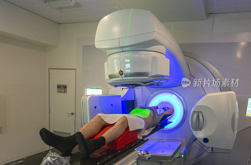 老年男性前列腺癌接受放射治疗(真人)