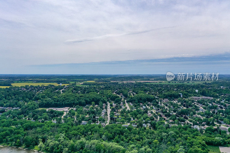 空中格兰河和城市景观在高尔特，剑桥，加拿大安大略省