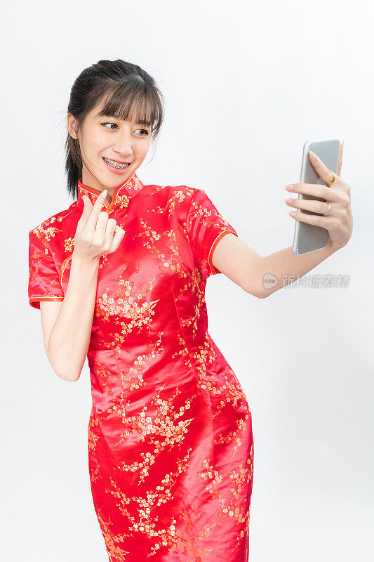 亚洲青年女子在中国红色热传统服装旗袍