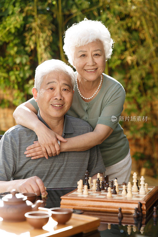 幸福的老年夫妇在院子里