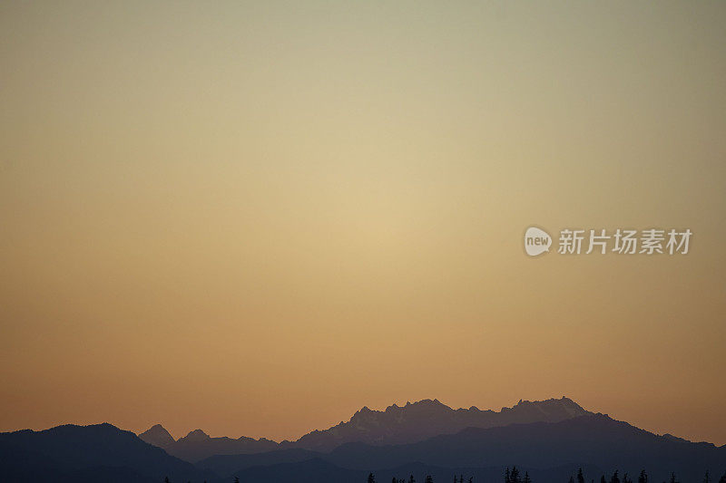 奥林匹克山后泥泞的夕阳