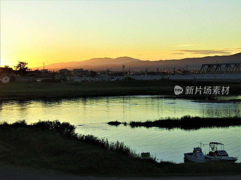 日本。8月。太阳从特多里河升起。