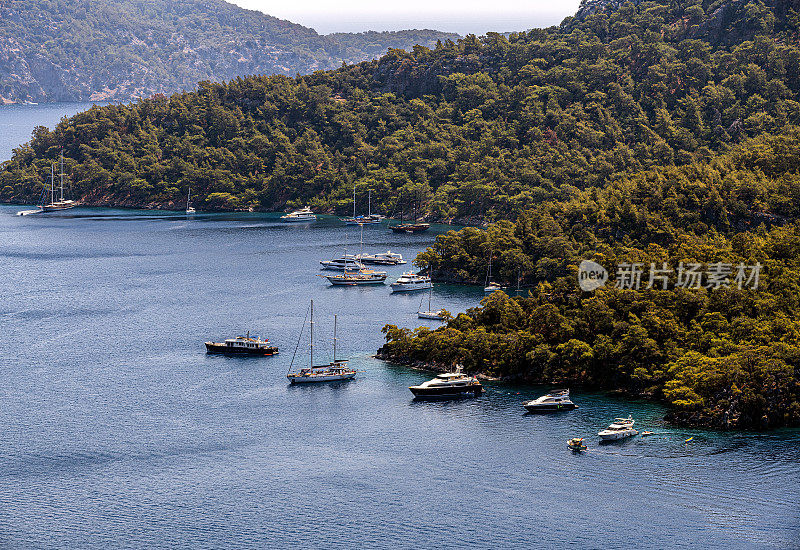 帆船和摩托艇停泊在土耳其的戈切克海湾