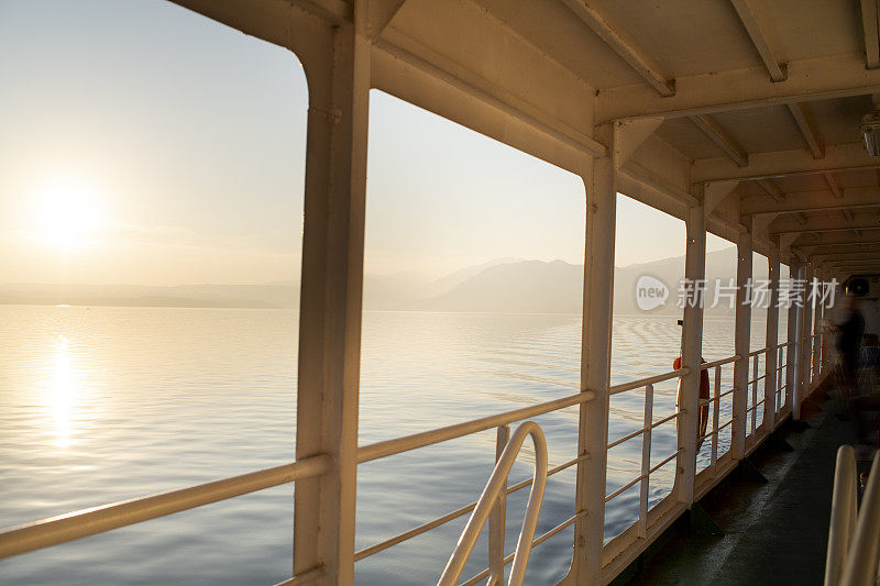 日落时从船甲板上俯瞰加尔达湖