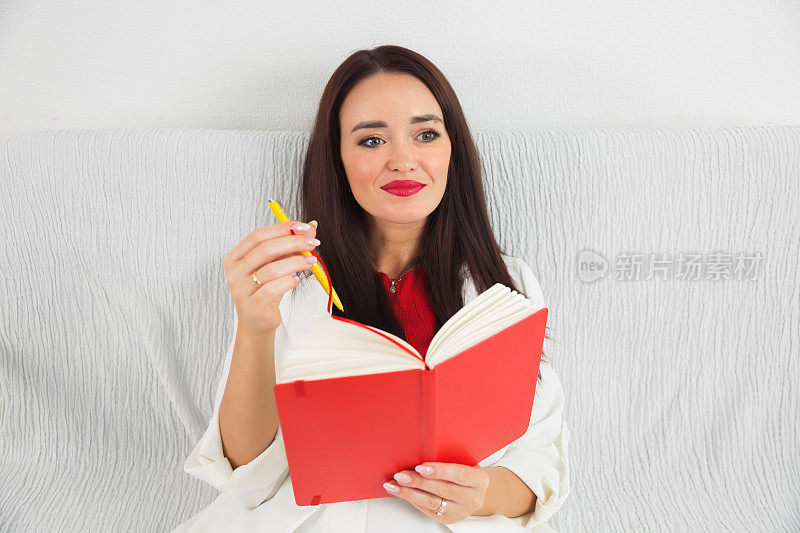 美丽的女人读着书，做着美好的梦