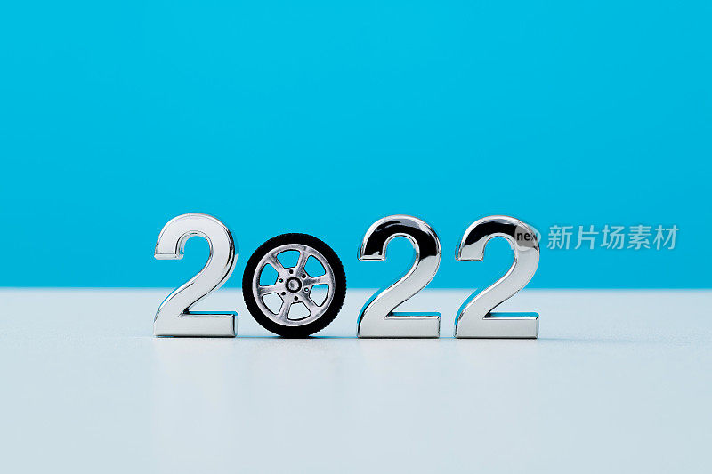 新的2022年，轮子在桌子上