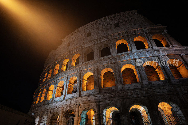 雄伟的罗马竞技场在夏季温暖的夜晚:在意大利度假