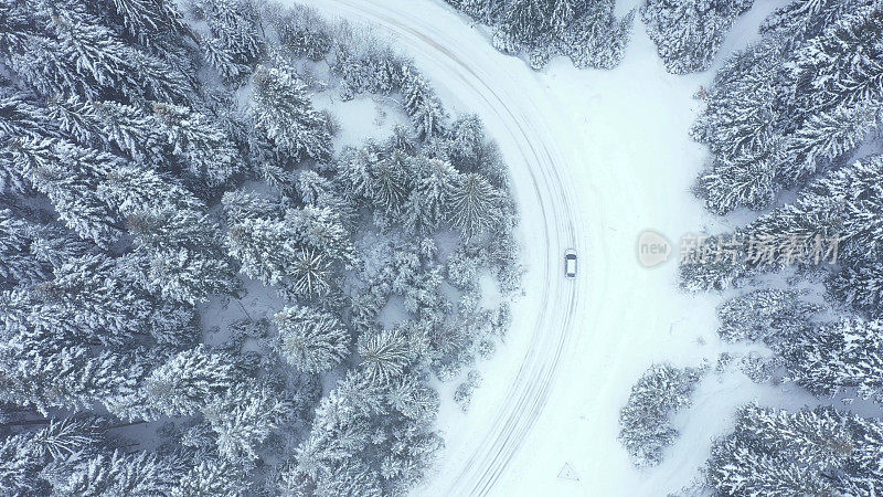 汽车行驶在冬天的乡村道路上