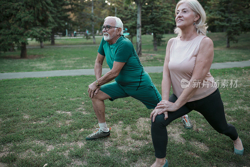 白种老年夫妇在户外运动