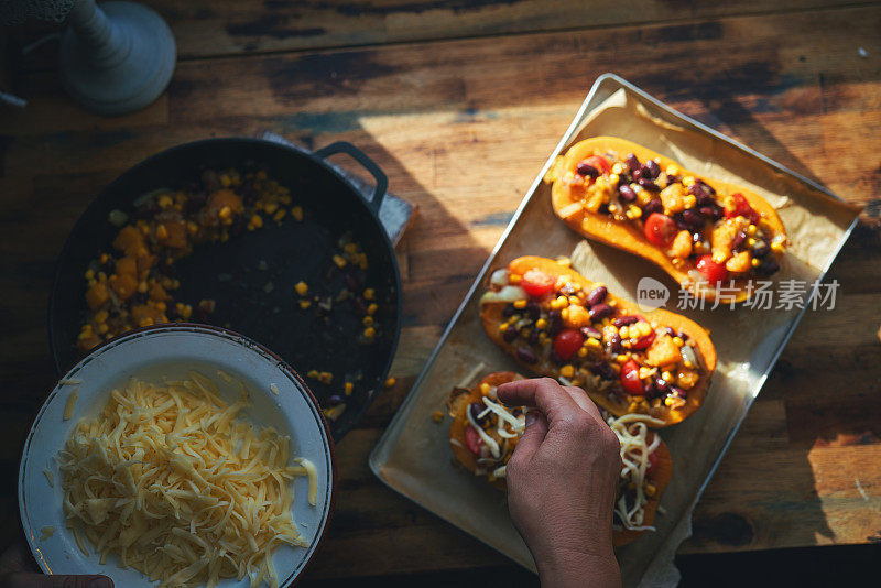 准备玉米煎饼南瓜船