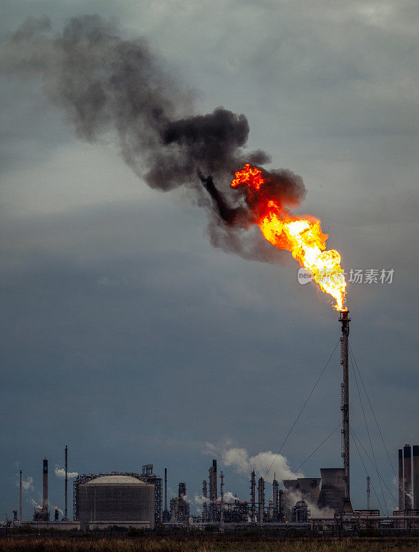 炼油厂的大型火炬燃烧